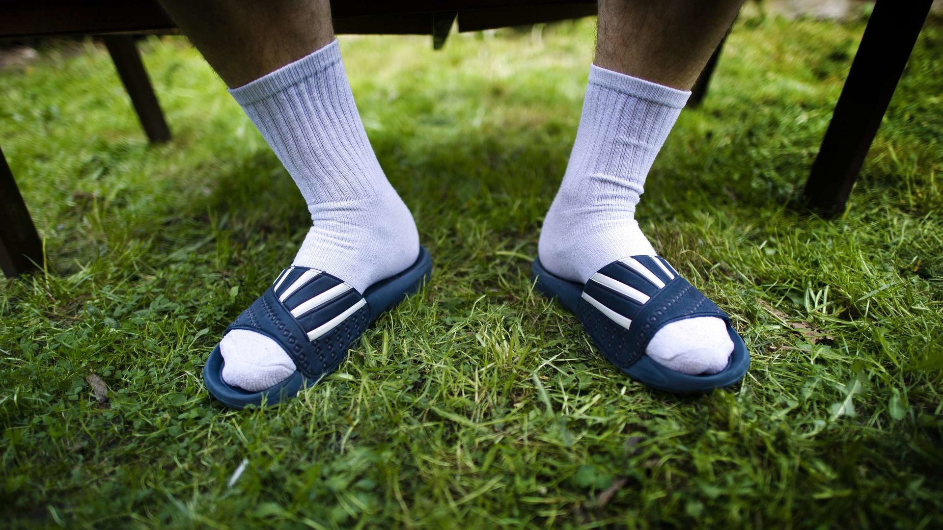 982272138-modesuende-badelatschen-wetter-tennissocken-szene-beine-fuesse-mode-internet-vermisc...jpg