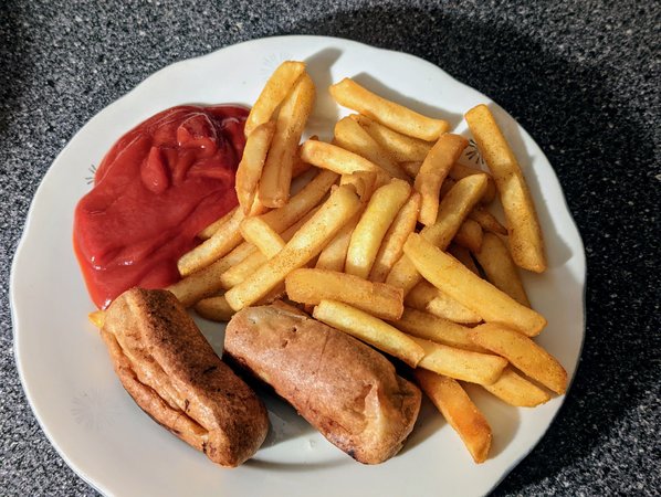 PXL_20230920_Pommes Ketschup Bratwurst 1,50 € - 09-2023.jpg