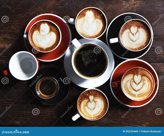 viele-tasse-kaffees-auf-holztisch-draufsicht-96225440.jpg