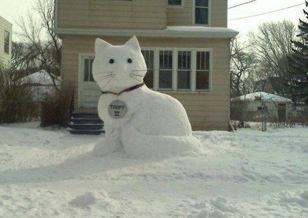 katze-aus-schnee-gebaut.jpg