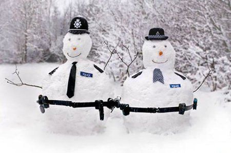 schneemann-polizisten.jpg