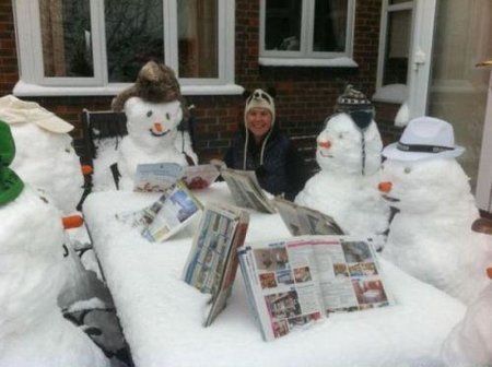 schneemaenner-beim-zeitunglesen.jpg