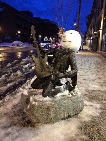 statue-mit-schneemann-kopf.jpg