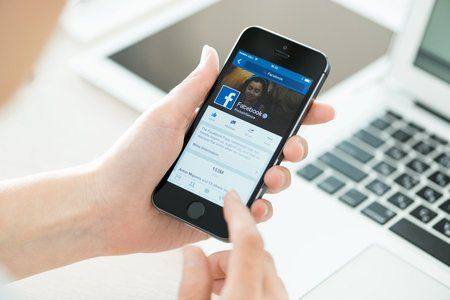 facebook-social-network-app-smartphone.jpg