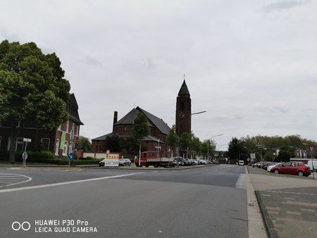 P30pro Kirche 1 auto.jpg