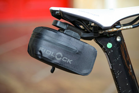 fidlock-push-saddle-bag-400-and-saddle-base.jpg