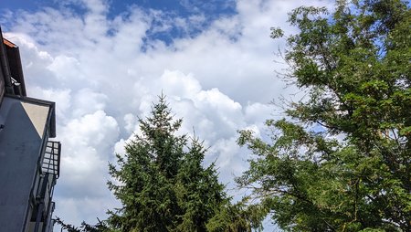 2021-07-09_Wolken-ueber-unserer-Terrasse_01.jpg