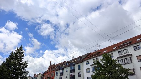 21-07-15_Nach-Tagen-des-Regens-spitzt-etwas-blau-durch-die-Wolken_01.jpg