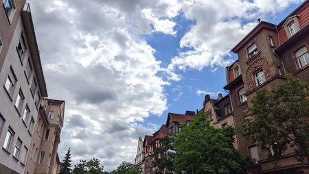 21-07-15_Nach-Tagen-des-Regens-spitzt-etwas-blau-durch-die-Wolken_04.jpg