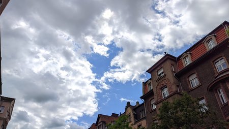 21-07-15_Nach-Tagen-des-Regens-spitzt-etwas-blau-durch-die-Wolken_05.jpg