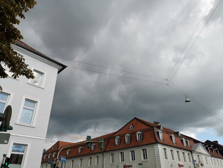 2021-10_Dunke-Wolken-ohne-Regen-in-der-Saarbruecker-Innenstadt_01.jpg