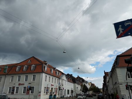 2021-10_Dunke-Wolken-ohne-Regen-in-der-Saarbruecker-Innenstadt_02.jpg