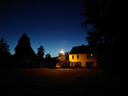 Stockdunkel, eine Lichtquelle.JPG