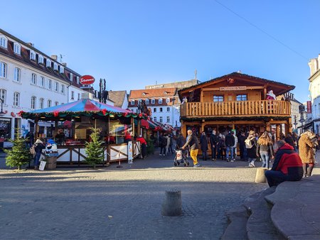 2021-11-24_Teil-des-Weihnachtsmarktes-in-der-Saarbruecker-Innenstadt_09.jpg