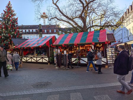 2021-11-24_Teil-des-Weihnachtsmarktes-in-der-Saarbruecker-Innenstadt_11.jpg